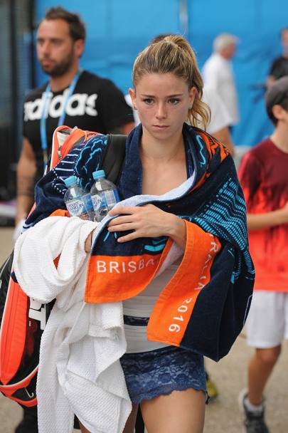 Camila Giorgi lascia il campo di Brisbane dopo la sconfitta con la tedesca Angelique Kerber. Afp